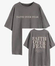 Afbeelding in Gallery-weergave laden, Faith Over Fear Tee
